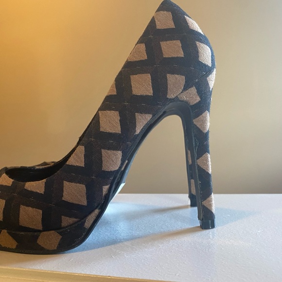 Trendy Geometric Pumps - size 6 - Picture 6 of 10